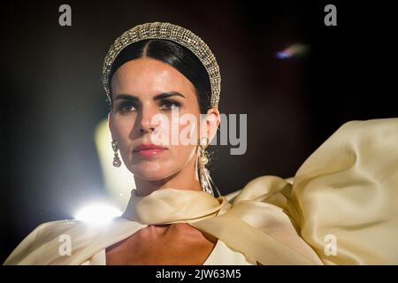 Malaga, Espagne. 03rd septembre 2022. Un modèle présente une création de la firme de mode 'Malaga de Moda' lorsqu'elle participe à l'événement dans la rue marques de Larios. Pendant deux jours, la ville de Malaga accueille la XI édition du défilé de mode de Larios, où les entreprises de mode traverseront la rue principale. Dans cette édition, le couturier Agatha Ruiz de la Prada et le designer Victorio & Lucchino seront les principaux invités. Crédit : SOPA Images Limited/Alamy Live News Banque D'Images