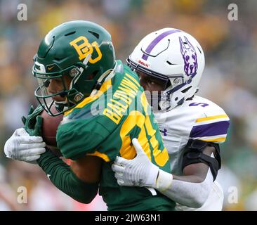 3 septembre 2022: Monaray Baldwin (80), un grand receveur de Baylor, fait franchir une passe de 47 yards au-dessus du dos défensif d'Albany Christian Lewis (5) lors d'un match de football universitaire entre Baylor et Albany à Waco, au Texas, le 3 septembre 2022. (Image de crédit : © Scott Coleman/ZUMA Press Wire) Banque D'Images