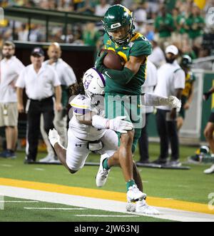 3 septembre 2022: Le récepteur large de Baylor Monaray Baldwin (80) transporte la sécurité d'Albany Semaj Brown (21) dans la zone finale sur une course de touchdown de 50 yards pendant un match de football universitaire entre Baylor et Albany à Waco, Texas, le 3 septembre 2022. (Image de crédit : © Scott Coleman/ZUMA Press Wire) Banque D'Images