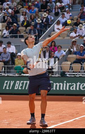 Le joueur de tennis professionnel Carlos Alcaraz d'Espagne en action lors de son quart de finale contre Alexander Zverev d'Allemagne au 2022 Roland Garros Banque D'Images