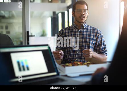 J'ai eu une idée qu'ils pourraient aider. Un groupe de collègues manger tout en ayant une réunion dans la salle de réunion. Banque D'Images