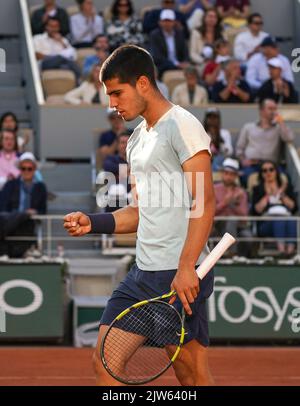 Le joueur de tennis professionnel Carlos Alcaraz d'Espagne en action lors de son quart de finale contre Alexander Zverev d'Allemagne au 2022 Roland Garros Banque D'Images