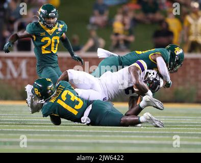 3 septembre 2022: Roy Alexander, grand receveur d'Albany (2), est abordé lors d'un match de football universitaire entre Baylor et Albany à Waco, Texas, le 3 septembre 2022. (Image de crédit : © Scott Coleman/ZUMA Press Wire) Banque D'Images