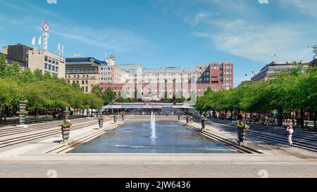 Stockholm, Suède - 26 juin 2022 : fontaine de Kungstradgarden, jardin du Roi, ou Kungsan, un parc dans le quartier de Norrmalm, centre de Stockholm, dans une journée ensoleillée d'été Banque D'Images