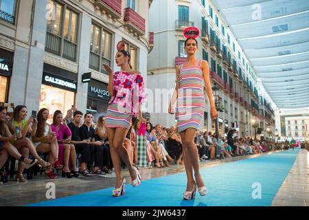 Malaga, Espagne. 03rd septembre 2022. Les modèles présentent une création par le couturier Agatha Ruiz de la Prada lorsqu'ils participent à l'événement dans la rue marques de Larios. Pendant deux jours, la ville de Malaga accueille la XI édition du défilé de mode de Larios, où les entreprises de mode traverseront la rue principale. Dans cette édition, le couturier Agatha Ruiz de la Prada et le designer Victorio & Lucchino seront les principaux invités. (Photo de Jesus Merida/SOPA Images/Sipa USA) Credit: SIPA USA/Alay Live News Banque D'Images