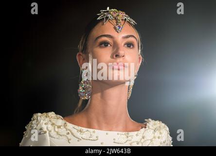 Malaga, Espagne. 03rd septembre 2022. Un modèle présente une création par le designer de mode Antonio Arcos comme elle prend part à l'événement à la rue marques de Larios. Pendant deux jours, la ville de Malaga accueille la XI édition du défilé de mode de Larios, où les entreprises de mode traverseront la rue principale. Dans cette édition, le couturier Agatha Ruiz de la Prada et le designer Victorio & Lucchino seront les principaux invités. (Photo de Jesus Merida/SOPA Images/Sipa USA) Credit: SIPA USA/Alay Live News Banque D'Images