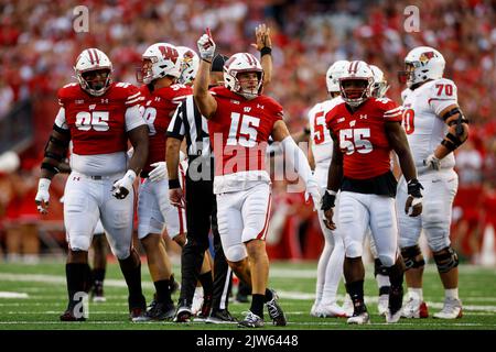 Madison, WI, États-Unis. 3rd septembre 2022. Sécurité des Badgers du Wisconsin John Torchio (15) célèbre son sac dans le match de football de la NCAA entre les Redbirds de l'État de l'Illinois et les Badgers du Wisconsin au stade Camp Randall de Madison, WISCONSIN. Darren Lee/CSM/Alamy Live News Banque D'Images