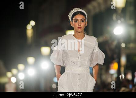 Malaga, Espagne. 03rd septembre 2022. Un modèle présente une création de la designer de mode Kenia Paternina comme elle prend part à l'événement à la rue marques de Larios. Pendant deux jours, la ville de Malaga accueille la XI édition du défilé de mode de Larios, où les entreprises de mode traverseront la rue principale. Dans cette édition, le couturier Agatha Ruiz de la Prada et le designer Victorio & Lucchino seront les principaux invités. (Photo de Jesus Merida/SOPA Images/Sipa USA) Credit: SIPA USA/Alay Live News Banque D'Images