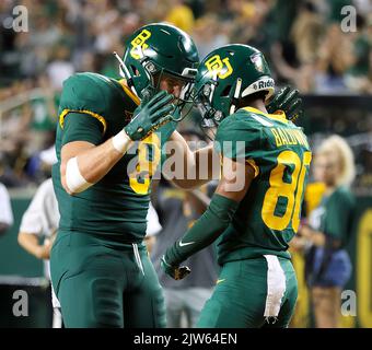 3 septembre 2022: Baylor serré fin Ben Sims (8) fête avec grand récepteur Monaray Baldwin (80) après un touchdown lors d'un match de football universitaire entre Baylor et Albany à Waco, Texas, le 3 septembre 2022. (Image de crédit : © Scott Coleman/ZUMA Press Wire) Banque D'Images