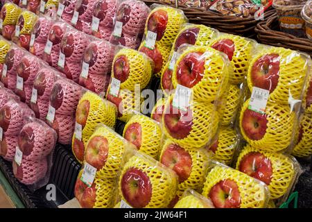 Pommes emballées au supermarché, Tosu, Saga, Japon Banque D'Images