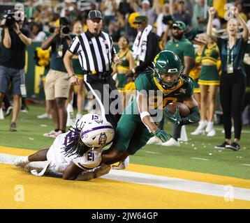 3 septembre 2022: Le récepteur large de Baylor Monaray Baldwin (80) transporte la sécurité d'Albany Semaj Brown (21) dans la zone finale sur une course de touchdown de 50 yards pendant un match de football universitaire entre Baylor et Albany à Waco, Texas, le 3 septembre 2022. (Image de crédit : © Scott Coleman/ZUMA Press Wire) Banque D'Images