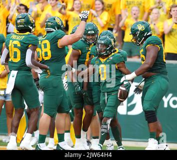 3 septembre 2022 : les coéquipiers fêtent avec Baylor qui a refait la course à Craig Williams (0) après un match de football entre Baylor et Albany à Waco, au Texas, le 3 septembre 2022. (Image de crédit : © Scott Coleman/ZUMA Press Wire) Banque D'Images