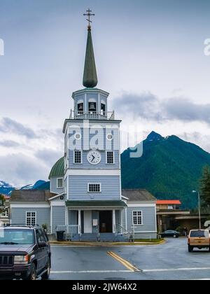 Sitka Alaska USA- 29 juillet 2008; tour de la cathédrale et horloge en composition verticale Banque D'Images