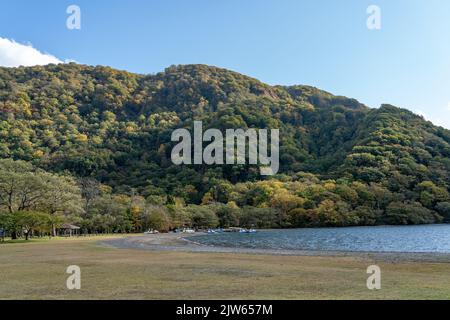 Paysage de feuillage d'automne du lac Towada par beau temps. Parc national de Towada Hachimantai, Aomori, Japon Banque D'Images