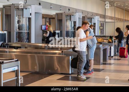 Moscou Russie 03 juillet 2022.inspection en amont à l'aéroport avec le personnel, les scanners et les passagers avec des sacs, focalisation sélective.utilisant la technologie, Voyage Banque D'Images