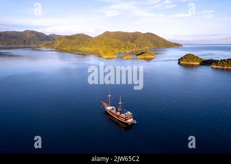 Vue aérienne de l'île de Batanta, Raja Ampat Indonésie. Banque D'Images