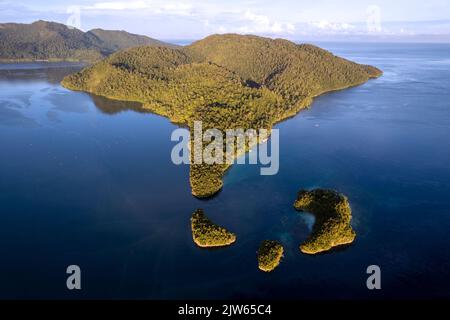 Vue aérienne de l'île de Batanta, Raja Ampat Indonésie. Banque D'Images