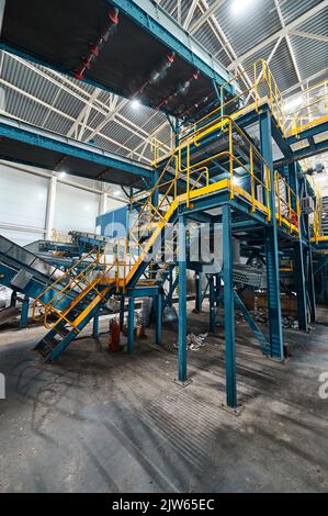 Grande usine de convoyeurs pour le tri et le traitement des déchets ménagers. Banque D'Images