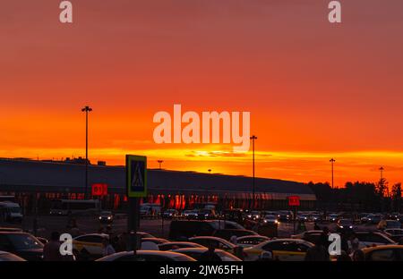 Magnifique coucher de soleil au-dessus de l'aéroport de Domodedovo. Ciel éclatant de couleurs or et orange pendant le coucher du soleil. Paysage de ski pittoresque au coucher du soleil, paysage urbain. Beauté Banque D'Images