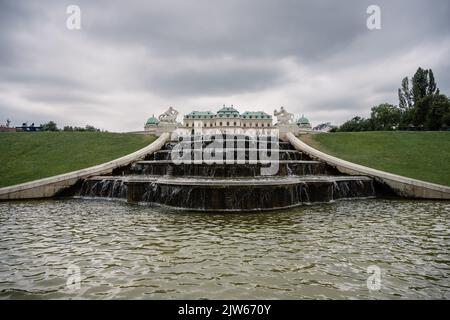 Cascade Fontaine également appelée Kaskadenbrunnen dans les jardins du palais du Belvédère, Vienne, Autriche Banque D'Images