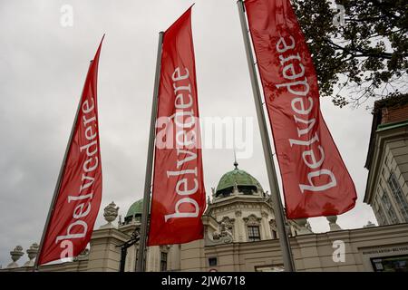 Vienne, Autriche - 6 août 2022 : drapeaux du musée du Belvédère avec logo Banque D'Images