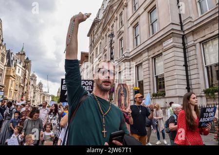 Londres, Royaume-Uni. 03rd septembre 2022. Le manifestant tient un rosaire pendant la démonstration. Des militants anti-avortement et des manifestants « Pro Life » ont défilé à travers le centre de Londres jusqu'à la place du Parlement pour marquer leur opposition à la loi sur l'avortement au Royaume-Uni. Crédit : SOPA Images Limited/Alamy Live News Banque D'Images