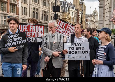 Londres, Royaume-Uni. 03rd septembre 2022. Les manifestants tiennent des écriteaux exprimant leur opinion pendant la manifestation. Des militants anti-avortement et des manifestants « Pro Life » ont défilé à travers le centre de Londres jusqu'à la place du Parlement pour marquer leur opposition à la loi sur l'avortement au Royaume-Uni. Crédit : SOPA Images Limited/Alamy Live News Banque D'Images