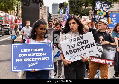 Londres, Royaume-Uni. 03rd septembre 2022. Les manifestants tiennent des écriteaux exprimant leur opinion pendant la manifestation. Des militants anti-avortement et des manifestants « Pro Life » ont défilé à travers le centre de Londres jusqu'à la place du Parlement pour marquer leur opposition à la loi sur l'avortement au Royaume-Uni. (Photo de Thomas Krych/SOPA Images/Sipa USA) crédit: SIPA USA/Alay Live News Banque D'Images