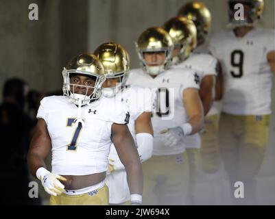 Columbus, États-Unis. 03rd septembre 2022. Les notre-Dame combattant l'irlandais dirigé par Audric Estime (7) prennent le terrain pour leur match contre les Buckees de l'État de l'Ohio à Columbus, Ohio, samedi, 3 septembre 2022. Photo par Aaron Josefczyk/UPI crédit: UPI/Alay Live News Banque D'Images