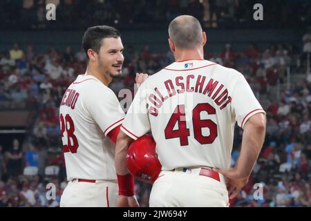 St. Louis, États-Unis. 03rd juin 2022. Nolan Arenado et Paul Goldschmidt discutent lors d'un changement de pitching dans le troisième repas au stade Busch de Saint Louis, samedi, 3 septembre 2022. Photo par Bill Greenblatt/UPI crédit: UPI/Alay Live News Banque D'Images