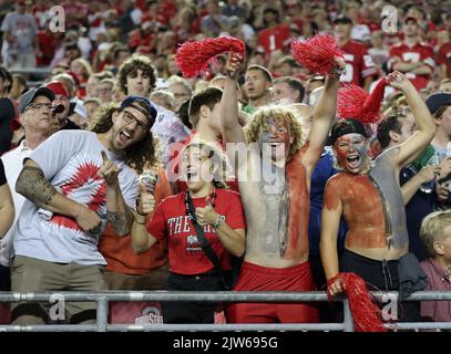 Columbus, États-Unis. 03rd septembre 2022. Les fans des Buckeyes de l'État de l'Ohio applaudissent pendant la seconde moitié contre la bataille de notre Dame contre les Irlandais à Columbus, Ohio, samedi, 3 septembre 2022. Photo par Aaron Josefczyk/UPI crédit: UPI/Alay Live News Banque D'Images