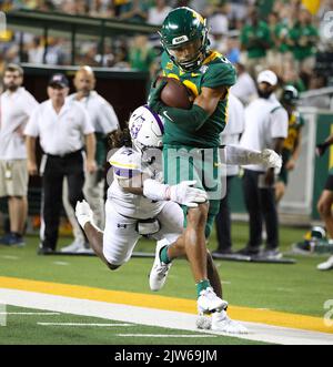 3 septembre 2022: Waco, Texas, États-Unis: Le récepteur large de Baylor Monaray Baldwin (80) transporte la sécurité d'Albany Semaj Brown (21) dans la zone finale sur une course de touchdown de 50 yards pendant un match de football universitaire entre Baylor et Albany. (Image de crédit : © Scott Coleman/ZUMA Press Wire) Banque D'Images