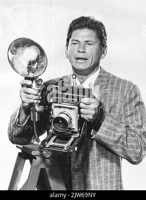 Man with a Camera est un drame télévisé américain mettant en vedette Charles Bronson en tant que vétéran de la guerre devenu photographe et enquêteur - 1959 Banque D'Images