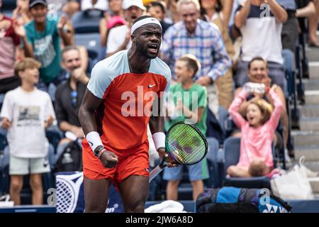 New York, États-Unis. 03rd septembre 2022. Frances Tiafoe des États-Unis célèbre la victoire en 3rd, lors du match des championnats américains ouverts contre Diego Schwartzman d'Argentine au Centre national de tennis Billie Jean King de New York sur 3 septembre 2022. Tiafoe a gagné en jeux droits. (Photo de Lev Radin/Sipa USA) crédit: SIPA USA/Alay Live News Banque D'Images