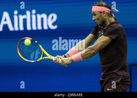 New York, États-Unis. 03rd septembre 2022. Rafael Nadal de l'Espagne ballon de retour 3rd tour des championnats américains en plein match contre Richard Gasquet de France au Billie Jean King National tennis Centre à New York sur 3 septembre 2022. Nadal a gagné en jeux droits. Credit: SIPA USA/Alay Live News Banque D'Images