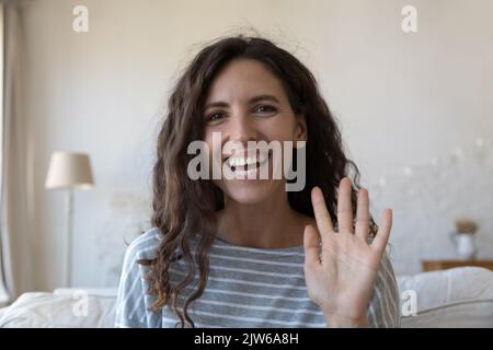 Belle femme hispanique regarder la caméra commencer appel vidéo Banque D'Images