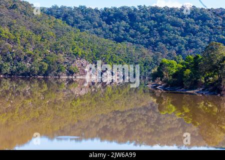 Photographie d'arbres se reflétant dans la rivière Hawkesbury lors des inondations en Nouvelle-Galles du Sud en Australie Banque D'Images