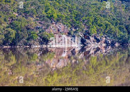 Photographie d'arbres se reflétant dans la rivière Hawkesbury lors des inondations en Nouvelle-Galles du Sud en Australie Banque D'Images