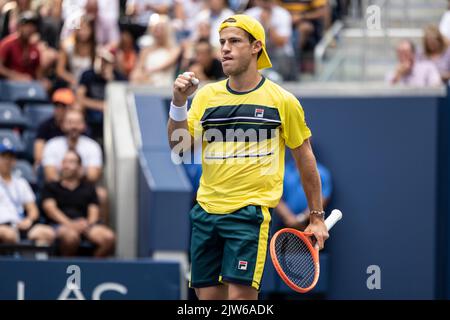 New York, NY - 3 septembre 2022 : Diego Schwartzman d'Argentine réagit lors de la partie 3rd du match des championnats américains ouverts contre Frances Tiafoe des États-Unis au Centre national de tennis Billie Jean King Banque D'Images