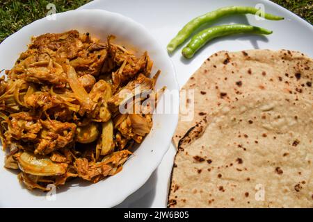 Plats indiens maison simples et savoureux pour le déjeuner. Déjeuner Roti sabji au départ de l'Inde. Chapathi au curry de jackfruit. Jackfruit ou Kathal ki sabji roti avec p Banque D'Images