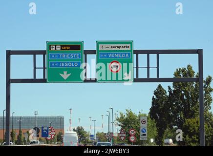 Sortie d'autoroute avec les noms des lieux en italien et les indications pour se rendre à l'aéroport de Venise Banque D'Images