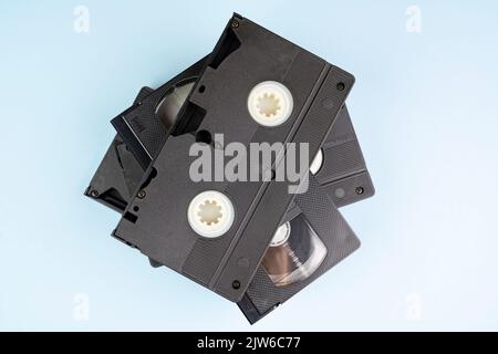 Certaines cassettes vidéo VHS anciennes sur une surface bleue Banque D'Images