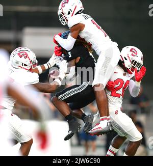 Honolulu, Hawaï, États-Unis. 3rd septembre 2022. James PHILLIPS (3), grand-récepteur des Warriors d'Hawaï, a tenté une prise pendant la première moitié d'un match entre les Hilltoppers du Kentucky occidental et les Warriors arc-en-ciel de l'Université d'Hawaï, joué à Clarence T.C. Ching Stadium, Honolulu, Hawaï. (Image de crédit : © Steven Erler/ZUMA Press Wire) Banque D'Images