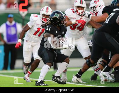 Honolulu, Hawaï, États-Unis. 3rd septembre 2022. Hawaii Rainbow Warriors en arrière DEDRICK PARSON (31) a couru le ballon pendant la première moitié d'un match entre les Western Kentucky Hilltoppers et l'Université d'Hawaï Rainbow Warriors joué à Clarence T.C. Ching Stadium, Honolulu, Hawaï. (Image de crédit : © Steven Erler/ZUMA Press Wire) Banque D'Images