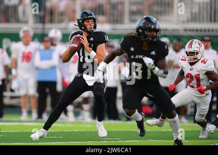 Honolulu, Hawaï, États-Unis. 3rd septembre 2022. Le quarterback DES Hawaii Rainbow Warriors JOEY YELLEN (18) pendant la première moitié d'un match entre les Western Kentucky Hilltoppers et l'Université d'Hawaï Rainbow Warriors joué à Clarence T.C. Ching Stadium, Honolulu, Hawaï. (Image de crédit : © Steven Erler/ZUMA Press Wire) Banque D'Images