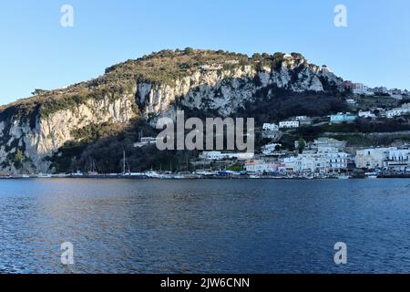 Capri - Monte Tiberio dal molo di imbarco al tramonto Banque D'Images