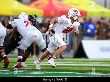 Honolulu, Hawaï, États-Unis. 3rd septembre 2022. Quartier des Hilltoppers du Kentucky de l'Ouest AUSTIN REED (16) s'est emparée de la poche pendant la première moitié d'un match entre les Hilltoppers du Kentucky de l'Ouest et les Warriors arc-en-ciel de l'Université d'Hawaï joué à Clarence T.C. Ching Stadium, Honolulu, Hawaï. (Image de crédit : © Steven Erler/ZUMA Press Wire) Banque D'Images