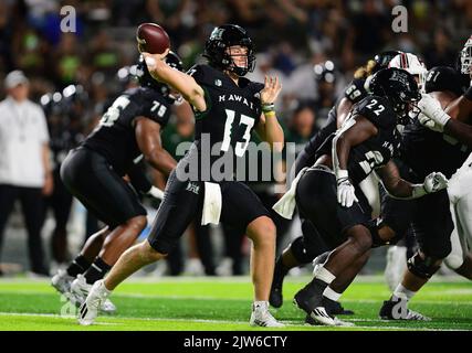 Honolulu, Hawaï, États-Unis. 3rd septembre 2022. Hawaii Rainbow Warriors quarterback BRAYDEN SCHAGER (13) a lancé un passage pendant la première moitié d'un match entre les Western Kentucky Hilltoppers et l'Université d'Hawaï Rainbow Warriors joué à Clarence T.C. Ching Stadium, Honolulu, Hawaï. (Image de crédit : © Steven Erler/ZUMA Press Wire) Banque D'Images