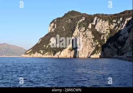 Capri - Punta del Catato al tramonto dal molo Banque D'Images