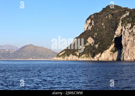 Capri - Scorcio del Monte Costanzo e del Monte Tiberio al tramonto dall'estremita del molo Banque D'Images